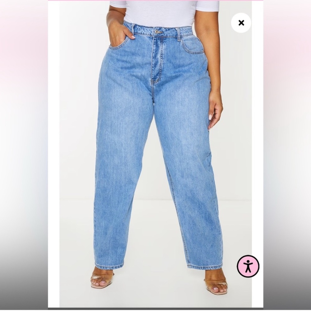 PRETTYLITTLETHING Plus Light Blue Wash
Boyfriend Jeans